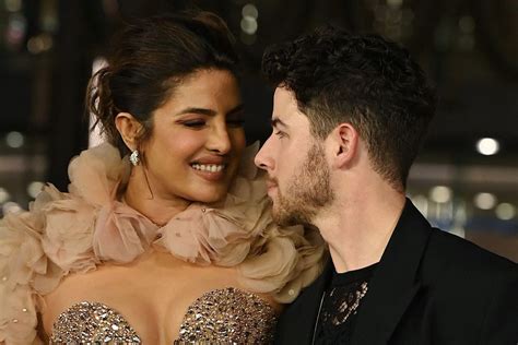 Priyanka Chopra Wears Nude Gown With Nick Jonas at Mumbai。